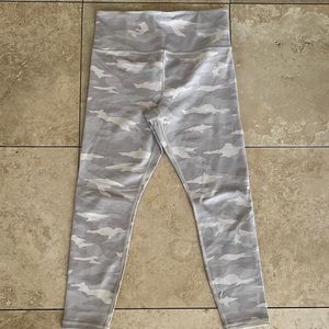 Athleta white camo 7/8 leggings. Size M. Perfect condition. Barely worn.